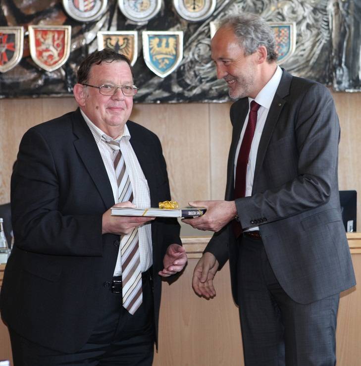 Landrat Hans-Joachim Weirather verabschiedete in der Kreistagssitzung Regierungsdirektor Karl Bihler. Foto: Landratsamt/Büchele