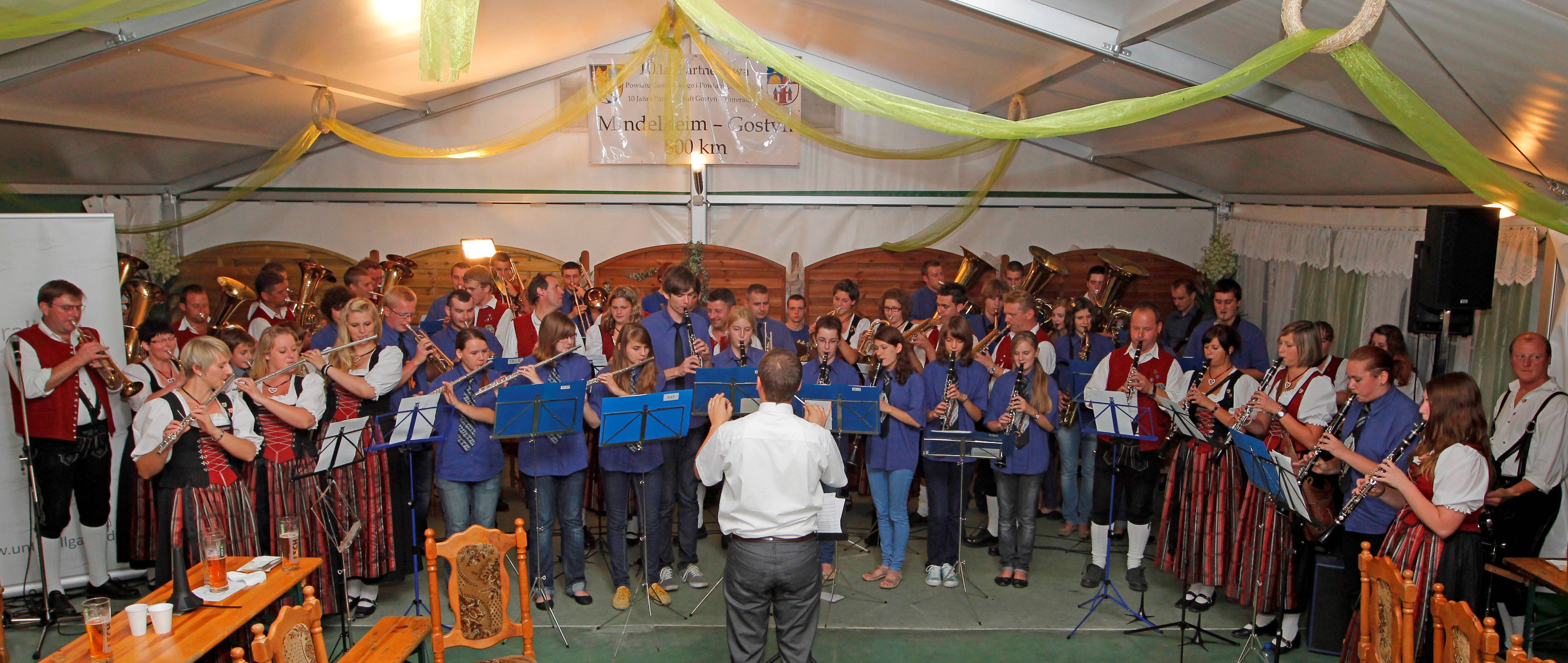 Im Jahr 2011 war der Musikverein Hausen zu Gast im polnischen Gostyń. Nun treten die Gostyńer Musiker den Gegenbesuch an. Beim Dorffest in Hausen wollen sie gemeinsam mit der Hausener Kapelle für Stimmung sorgen - so wie beim letzten Treffen, als unser