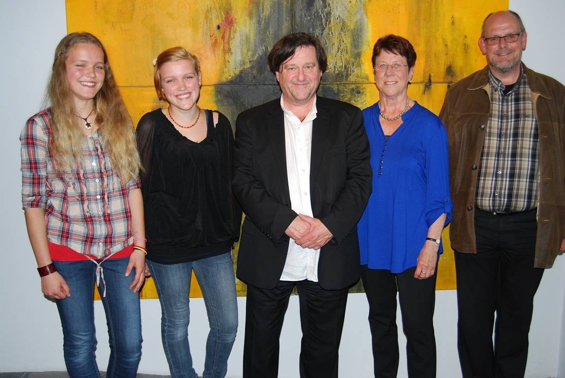 Im Bild (von links): Die Musikerinnen Emma und Anna Lena Hartmann, Künstler Martin Widl, Landratsstellvertreterin Heidemarie Zacher und Laudator Wilfried Brenner vor einem von Martin Widls Werken. Foto: Landratsamt/Christine Heim