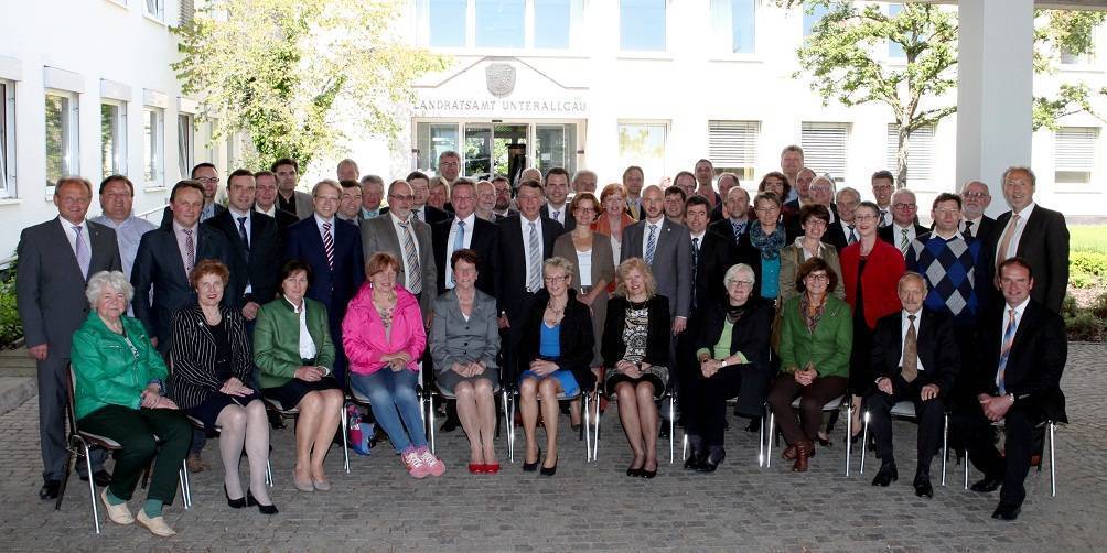 Nach der konstituierenden Sitzung kamen alle Kreisräte und Landrat Hans-Joachim Weirather (zweite Reihe rechts) zu einem Gruppenfoto zusammen. Foto: Landratsamt/Eva Büchele