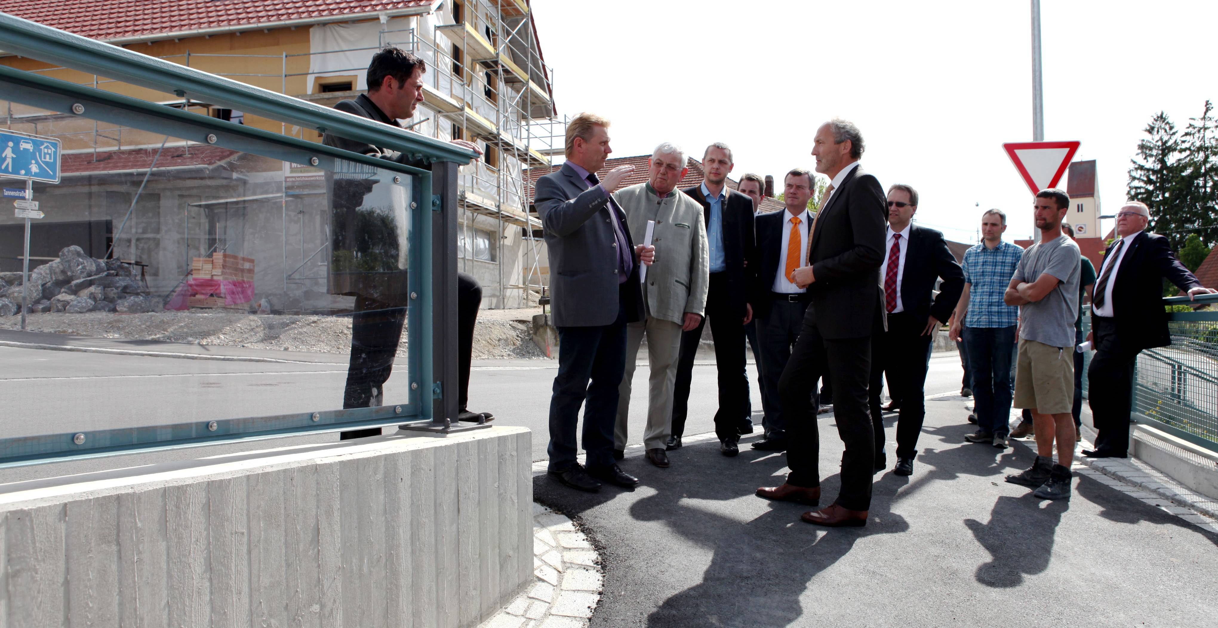 Die Ortsdurchfahrt von Dorschhausen wurde auf kompletter Länge ausgebaut. Unter anderem entstand eine 120 Meter lange Stützmauer. Walter Pleiner, Tiefbauamtsleiter am Landratsamt (Zweiter von links), erläuterte die Arbeiten im Beisein von Landrat Hans-