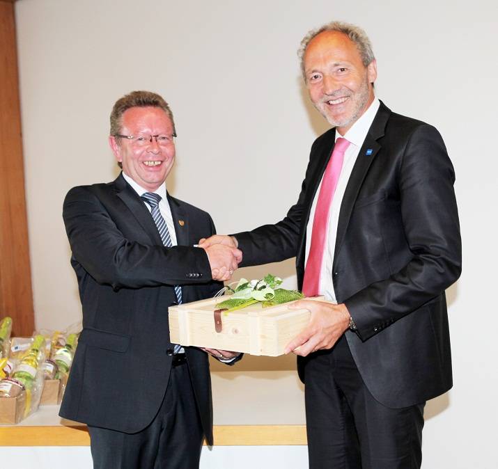 Mit einem Präsent verabschiedete Landrat Hans-Joachim Weirather den bisherigen Kreisverbandsvorsitzenden des Bayerischen Gemeindetags, Werner Birkle. Foto: Landratsamt/Eva Büchele