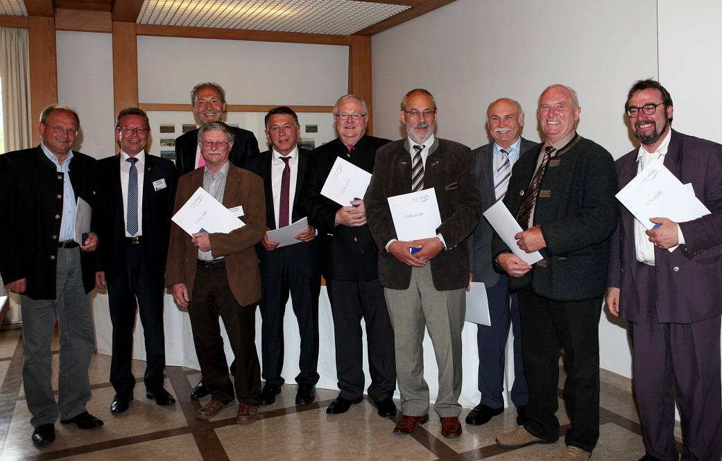 Landrat Hans-Joachim Weirather zeichnete langjährige Bürgermeister aus. Von links: Alfons Weber, Werner Birkle (Vorsitzender des Kreisverbandes), Landrat Weirather, Anton Schwele, Karl Fleschhut, Peter Lessmann, Michael Botzenhart, Winfried Prinz, Herbe