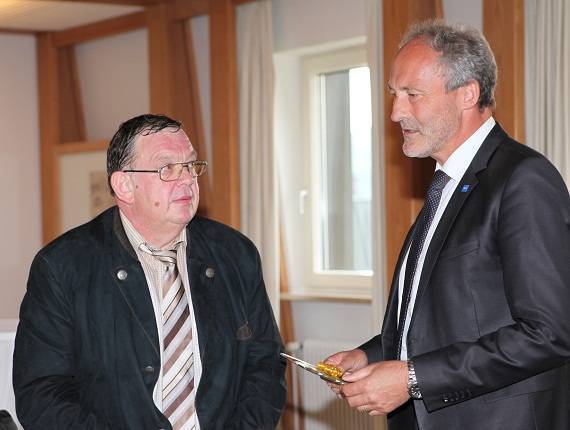 Regierungsdirektor Karl Bihler (links) geht in den Ruhestand. Landrat Hans-Joachim Weirather (rechts) hob hervor, für Bihler habe stets das Menschliche im Mittelpunkt gestanden. Foto: Landratsamt/Eva Büchele