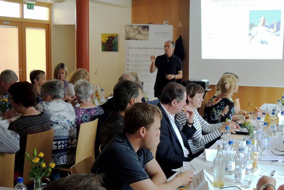 Jürgen Schuster sprach mit den Seniorenbeauftragten der Unterallgäuer Gemeinden über das Thema Prävention. Foto: Landratsamt/Hubert Plepla