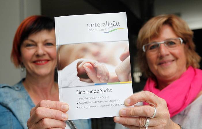 Über die elfte Auflage des kostenlosen Ratgebers „Eine runde Sache“ freuen sich Rita Heidorn (links) und Maria Kellner vom Gesundheitsamt am Unterallgäuer Landratsamt. Foto: Stefanie Vögele/Landratsamt Unterallgäu