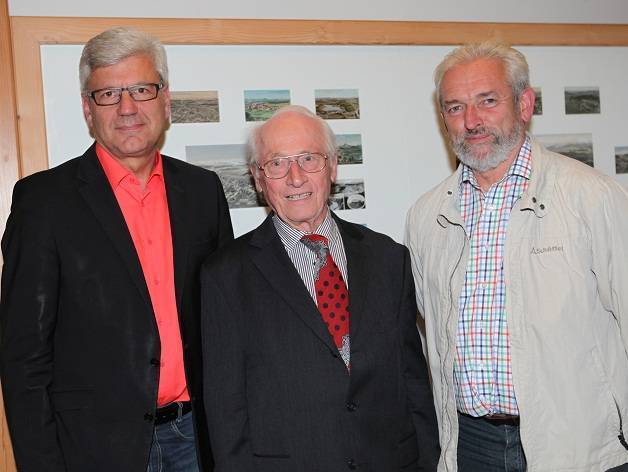 Kreisarchivpfleger Eduard Haug mit seinen neuen Kollegen Thomas Klein (links) und Silverius Bihler (rechts). Foto: Eva Büchele/Landratsamt Unterallgäu