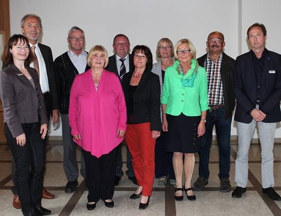 Von links: Personalchefin Ingrid Arnold und Landrat Hans-Joachim Weirather verabschiedeten in den Ruhestand Alfons Blachowiak, Gisela Weiser-Ostler, Gottfried Ahne, Josefine Rauch, Helga Stegmüller, Elisabeth Glück und Manfred Walter. Ganz rechts: Perso