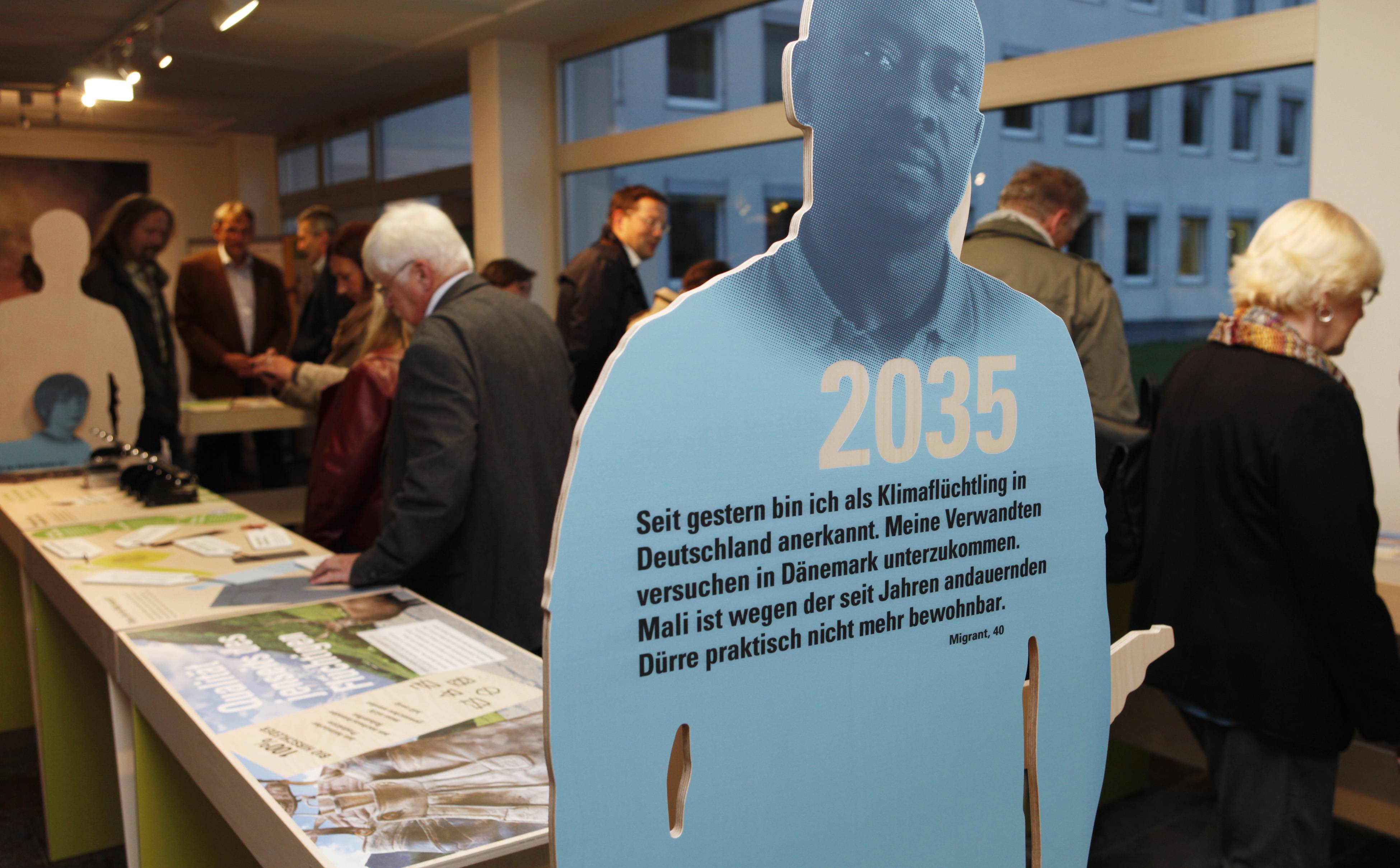 Groß war das Interesse an der Eröffnung der Ausstellung „KlimaFaktorMensch“ im Landratsamt. Anschaulich und mit einem Augenzwinkern macht sie in Mindelheim bis 29. Oktober das Thema Klimawandel erlebbar. Foto: Stefanie Vögele/Landratsamt Unterallg