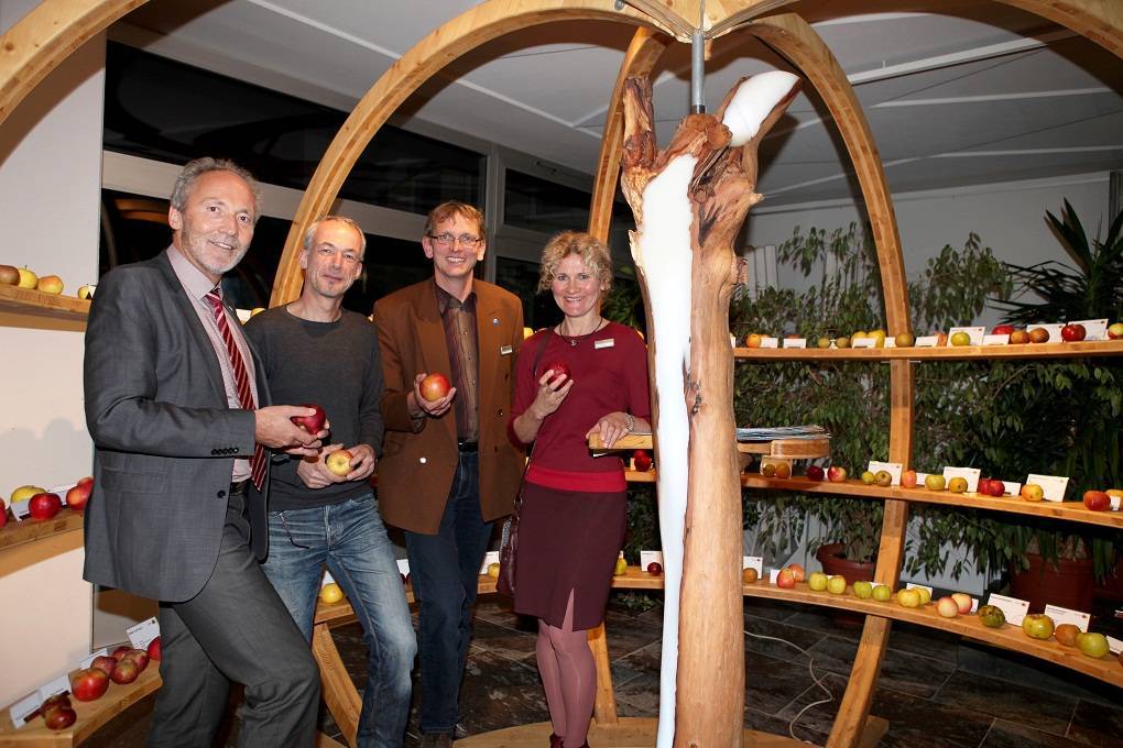 Bei der Eröffnung der Ausstellung „Altes Streuobst neu entdecken“: Landrat Hans-Joachim Weirather, Pomologe Hans-Thomas Bosch, Kreisfachberater für Gartenbau und Landespflege Markus Orf und Christine Heim, stellvertretende Sachgebietsleiterin am Lan