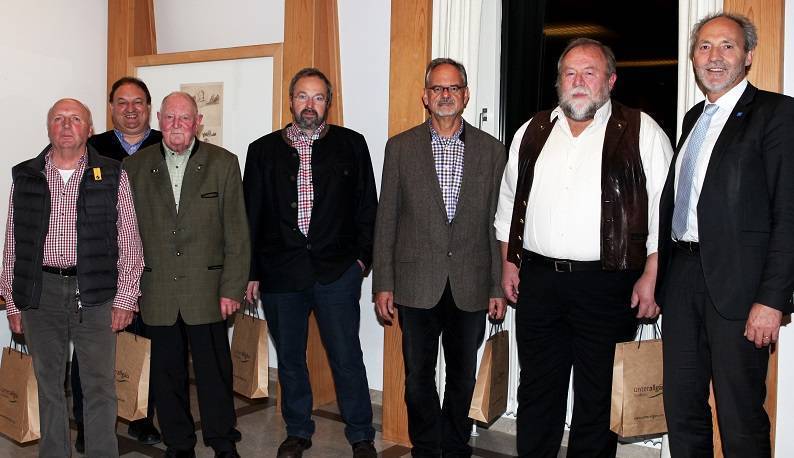 Landrat Hans-Joachim Weirather (rechts im Bild) verabschiedete aus dem Naturschutzbeirat (von links) Georg Frehner, Roland Krieger, Donat Waltenberger, Max Bauer, Peter-Paul Lingenhöl und Josef Schmid. Foto: Eva Büchele/Landratsamt Unterallgäu