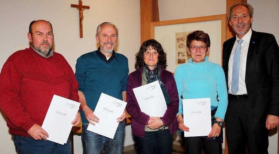 Naturschutzwächter im Unterallgäu sind (von links) Ernst Pfeiffer, Helmut Scharpf, Theresia Weber und Cäcilia Becki. Landrat Hans- Joachim Weirather überreichte die Urkunden. Foto: Landratsamt Unterallgäu/Eva Büchele