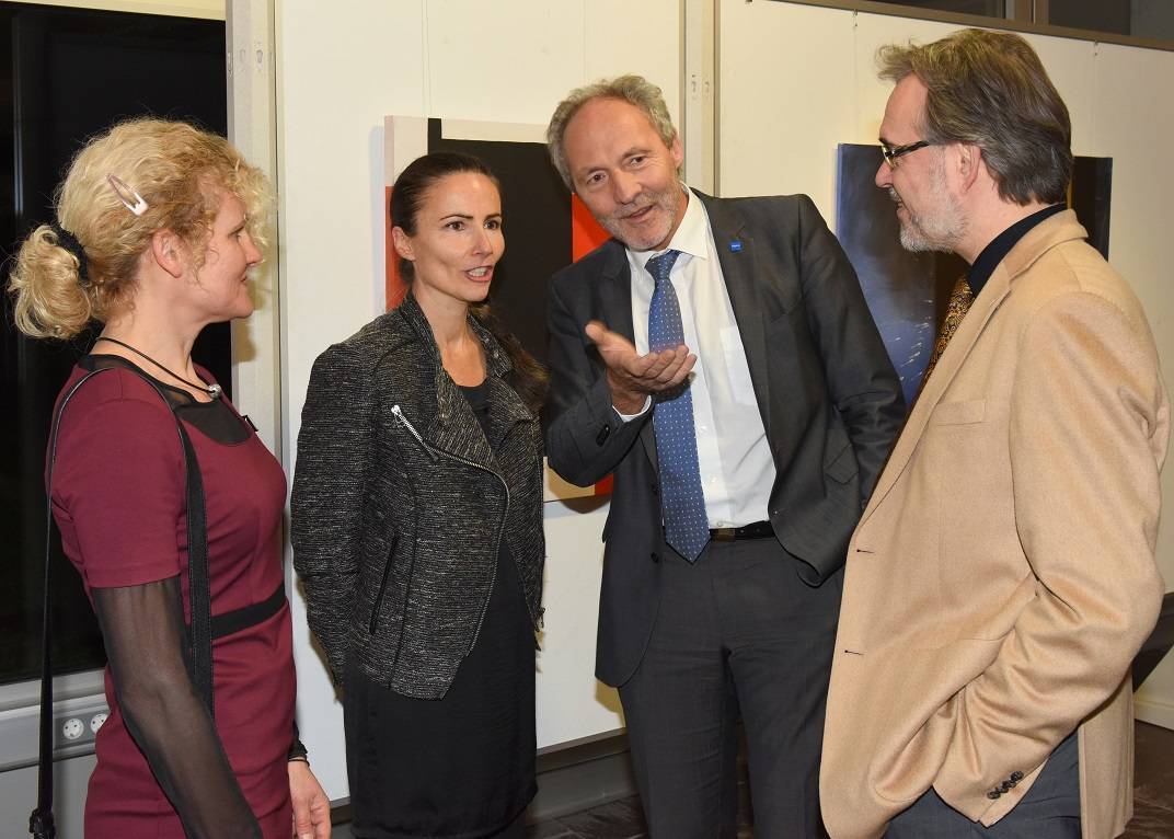 Bei der Eröffnung der Ausstellung „raumZEITEN“ fachsimpelten Christine Heim vom Landratsamt Unterallgäu, Malerin Beatrice Amstadmüller, Landrat Hans-Joachim Weirather und Kreisheimatpfleger Christian Schedler. Foto: Molitor