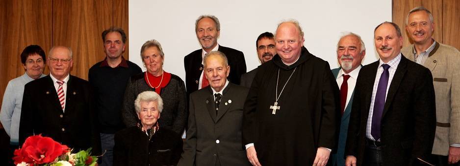 Zur Ehrung kamen (vorne von links) Klara und Franz Fakler, Abt Johannes Schaber und Willi Höbel, dritter Bürgermeister von Ottobeuren. Hinten von links: Winfriede Müller vom Krypta-Verein, Hans Mayer von der Katholischen Landvolkbewegung, Robert Fakler