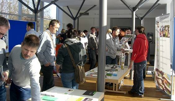 Ein reger Austausch fand beim Treffen der Jugendbeauftragten der Unterallgäuer Gemeinden statt. Beim sogenannten „Marktplatz“ präsentierten sich Netzwerkpartner aus der Region. Foto: Landratsamt Unterallgäu /Julia Veitenhansl