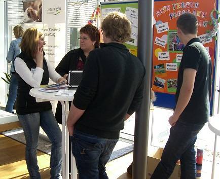 Ein reger Austausch fand beim Treffen der Jugendbeauftragten der Unterallgäuer Gemeinden statt. Beim sogenannten „Marktplatz“ präsentierten sich Netzwerkpartner aus der Region. Foto: Landratsamt Unterallgäu /Julia Veitenhansl