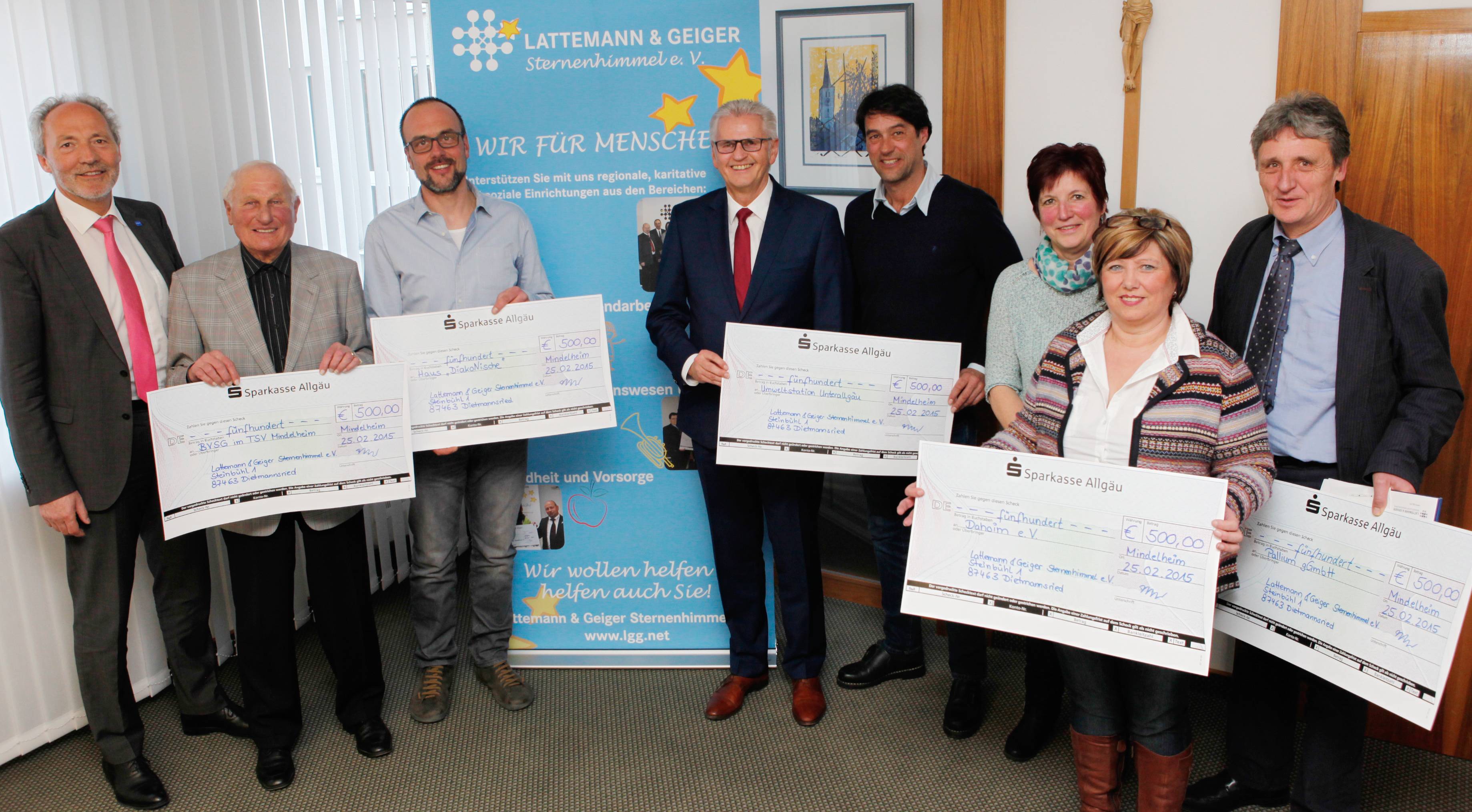 Unser Bild zeigt (von links) Landrat Hans-Joachim Weirather, Hans Fischer von der Behinderten- und Versehrtensportgruppe des TSV Mindelheim, Christoph Grauer von der „DiakoNische“, Ulrich Geiger, Vorsitzender des Vereins „Lattemann & Geiger Sternenh