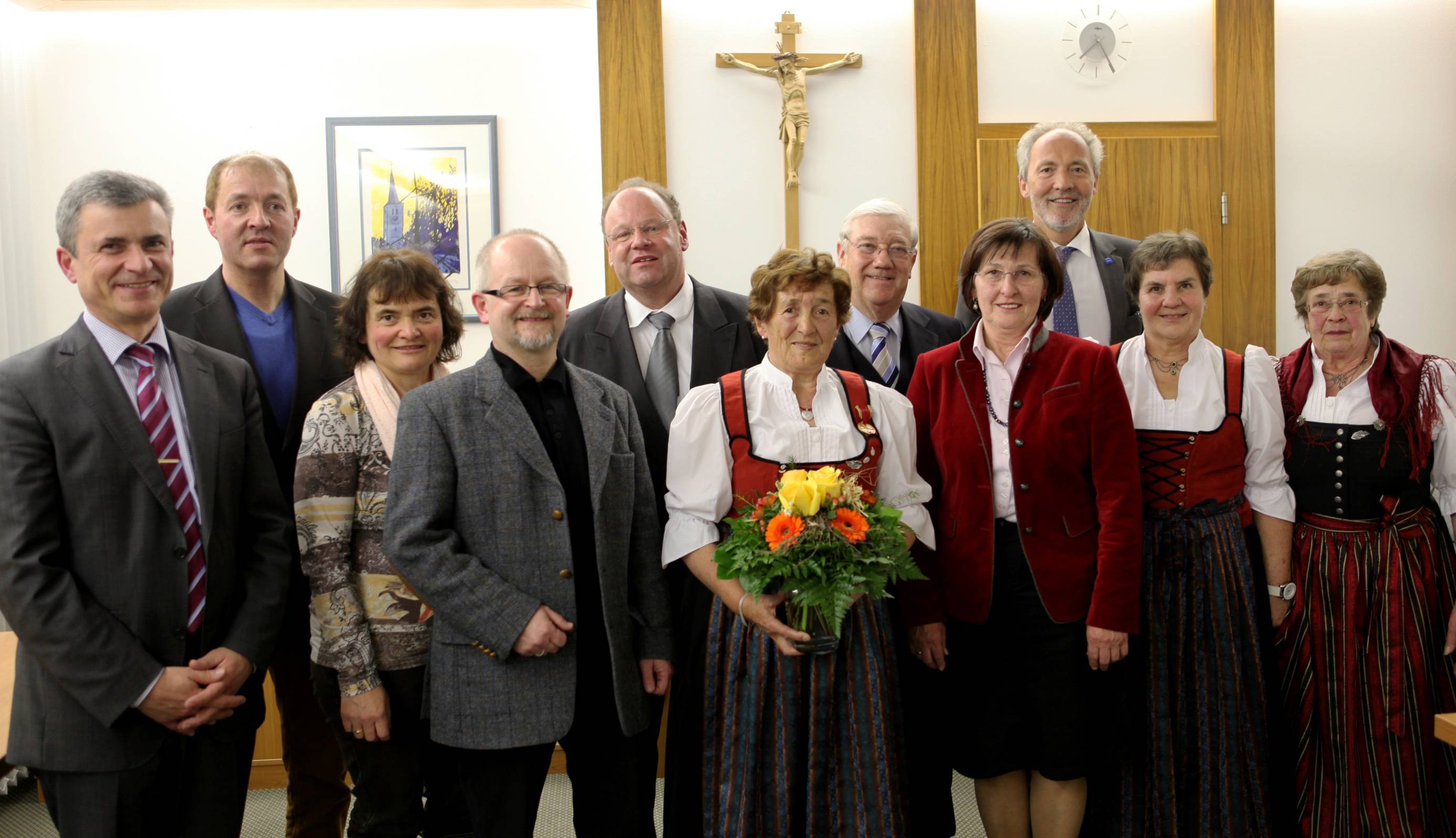 Rosa Schwarz (Bildmitte mit Blumenstrauß) wurde kürzlich mit der Verdienstmedaille ausgezeichnet. Es gratulierten (von links) Bürgermeister Bernhard Kerler, Martin und Christiane Schwarz, Pfarrer Hermann Brill, Hansjörg Klemp (Anreger der Auszeichnung