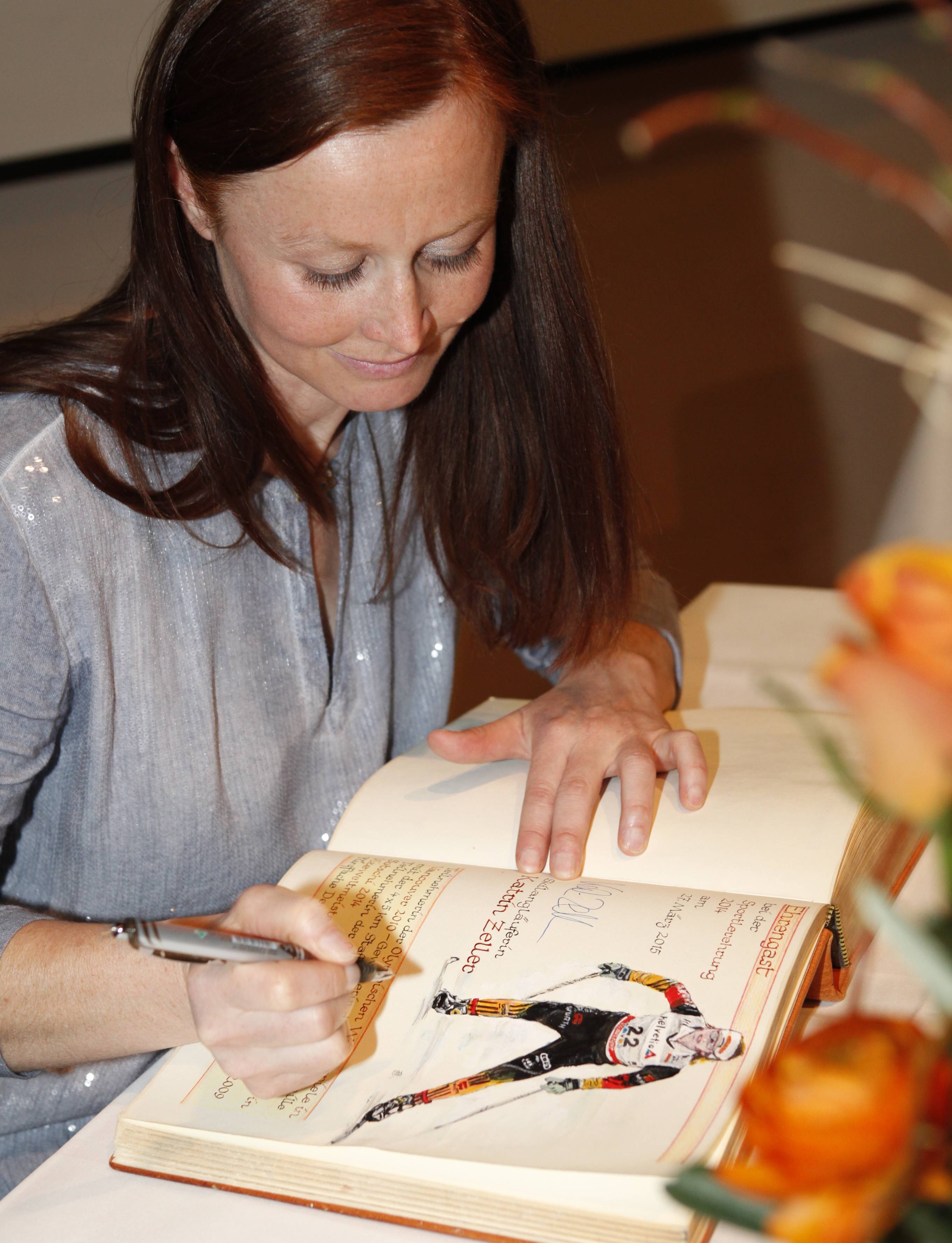 Ehrengast Katrin Zeller beim Eintrag ins Goldene Buch des Landkreises.		Fotos: Stefanie Vögele/Landratsamt