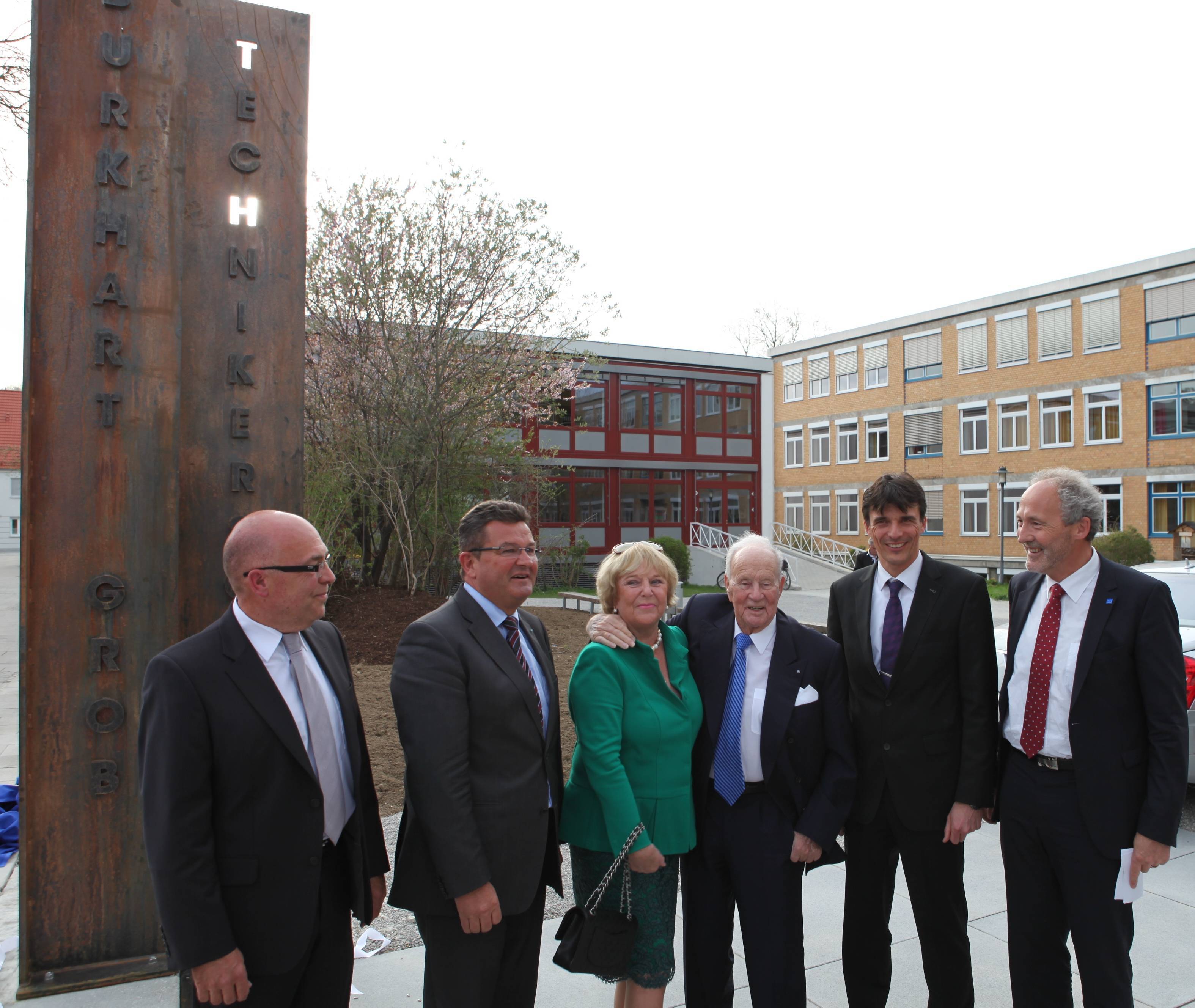 Zu Ehren des Mindelheimer Unternehmers Dr. Burkhart Grob trägt die Schule den Namen „Burkhart-Grob-Technikerschule“. Unser Bild zeigt Schulleiter Reinhard Vetter, Staatssekretär Franz Josef Pschierer, Margret Grob, Dr. Burkhart Grob und Christian Gr