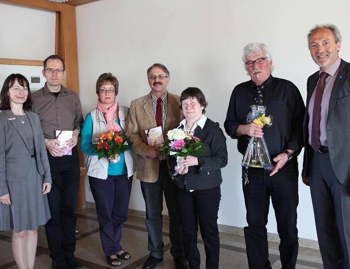 Personalchefin Ingrid Arnold (links) und Landrat Hans-Joachim Weirather (rechts) mit den Geehrten (von links) Frank Rattel, Birgit Lochbrunner, Rudolf Fischer, Stefanie Leinsle und Vitus Böck. Foto: Eva Büchele/Landratsamt Unterallgäu