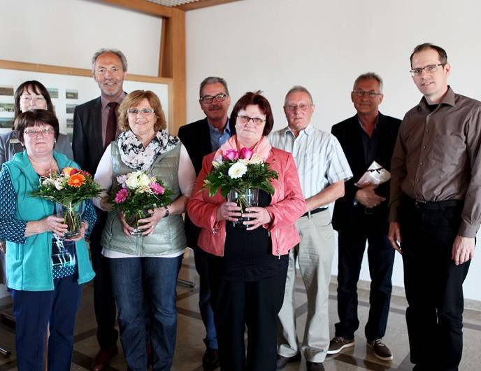 Personalchefin Ingrid Arnold (hinten links), Landrat Hans-Joachim Weirather (hinten, Zweiter von links) und Frank Rattel vom Personalrat (rechts) verabschiedeten (von links) Hildegard Junghänel, Maria Kellner, Jürgen Friedrich, Emma Moser, Werner Wöhl 