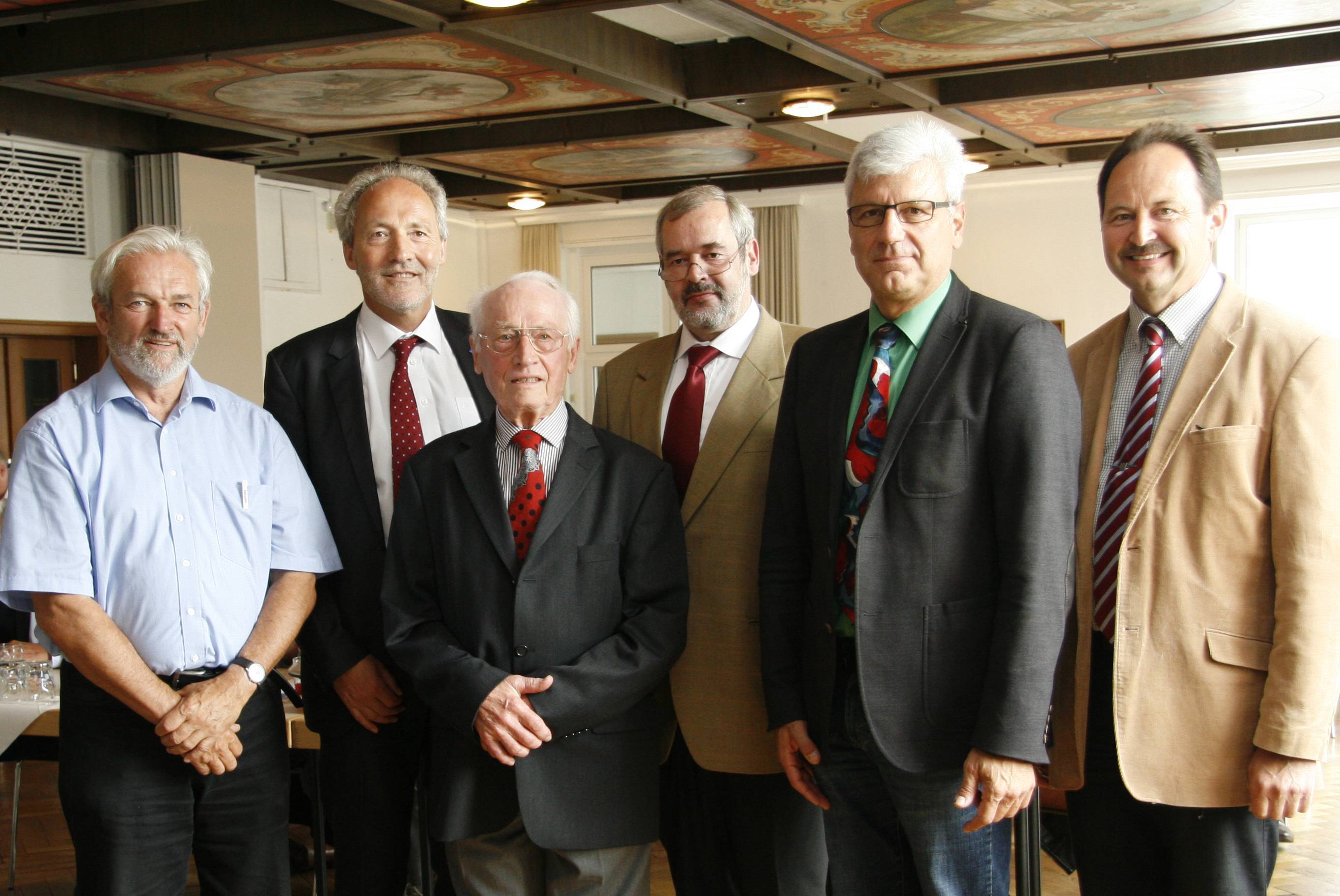 Ihnen liegt die Archivpflege am Herzen (von links): Kreisarchivpfleger Silverius Bihler, Landrat Hans-Joachim Weirather, der langjährige Kreisarchivpfleger Eduard Haug, der Leiter des Staatsarchivs Augsburg, Dr. Thomas Engelke, Kreisarchivpfleger Thomas 