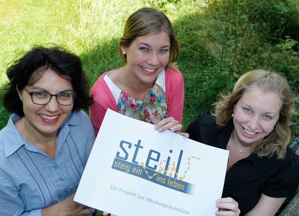 Das Projekt „steil“ ist ein Kooperationsprojekt der Jugendämter des Landkreises Unterallgäu und der Stadt Memmingen, der Gesundheitsämter, der Polizei, der Psychosozialen Beratungsstelle der Arbeiterwohlfahrt (AWO) und des Elterntalks. Im Bild (von