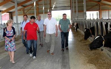 Die Delegation aus Nordhausen besichtigte auch den Viehweidhof der Familie Kerler in Hausen. Von links: Die Thüringer Ministerin für Infrastruktur und Landwirtschaft Birgit Keller, Engelbert Degenhart (Partnerschaftsbeauftragter am Landratsamt Unterallg