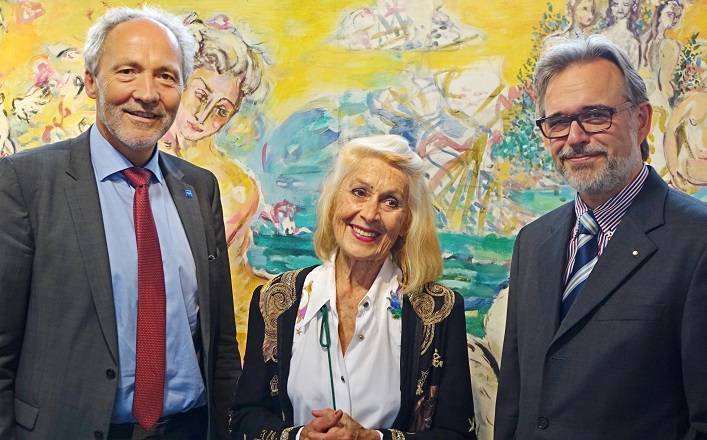 Bei der Ausstellungseröffnung im Foyer des Landratsamts (von links) Landrat Hans-Joachim Weirather, Künstlerin Johanna Kieling und Christian Schedler, Leiter des Kulturamts und der Museen der Stadt Mindelheim. Foto: Franz Sirch/Landratsamt Unterallgäu