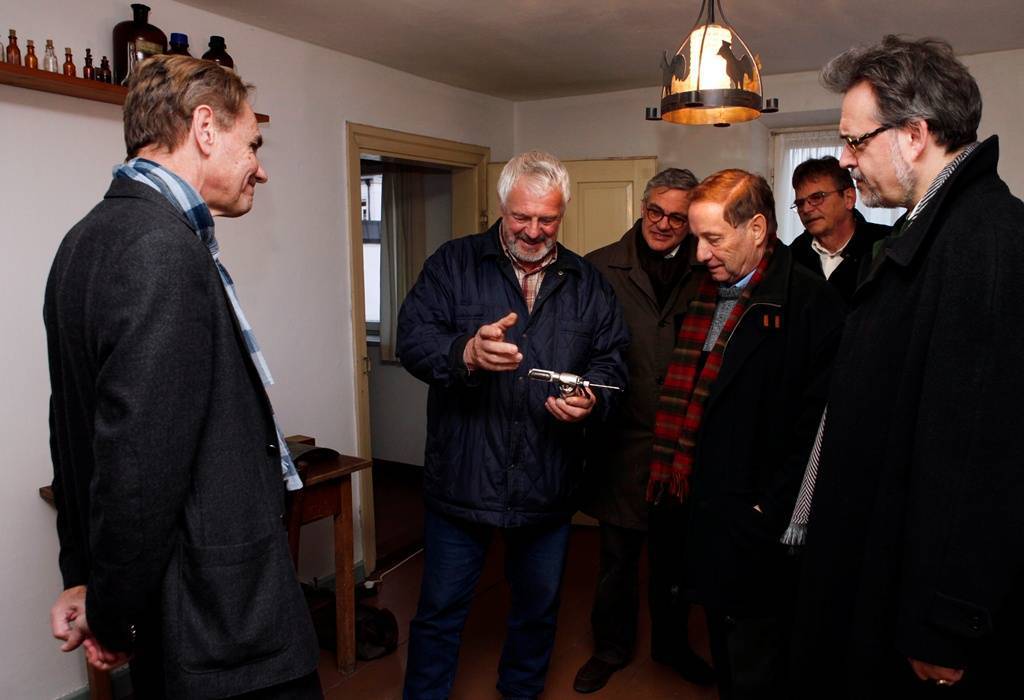 Durch das ehemalige Baderhaus in Wiedergeltingen führten (von links) Josef Auerbacher, Hubert Schöner und Bürgermeister Michael Schulz (Zweiter von rechts) die Kreisheimatpfleger Peter Hartmann, Peter Kern und Christian Schedler. Foto: Vögele/Landrats