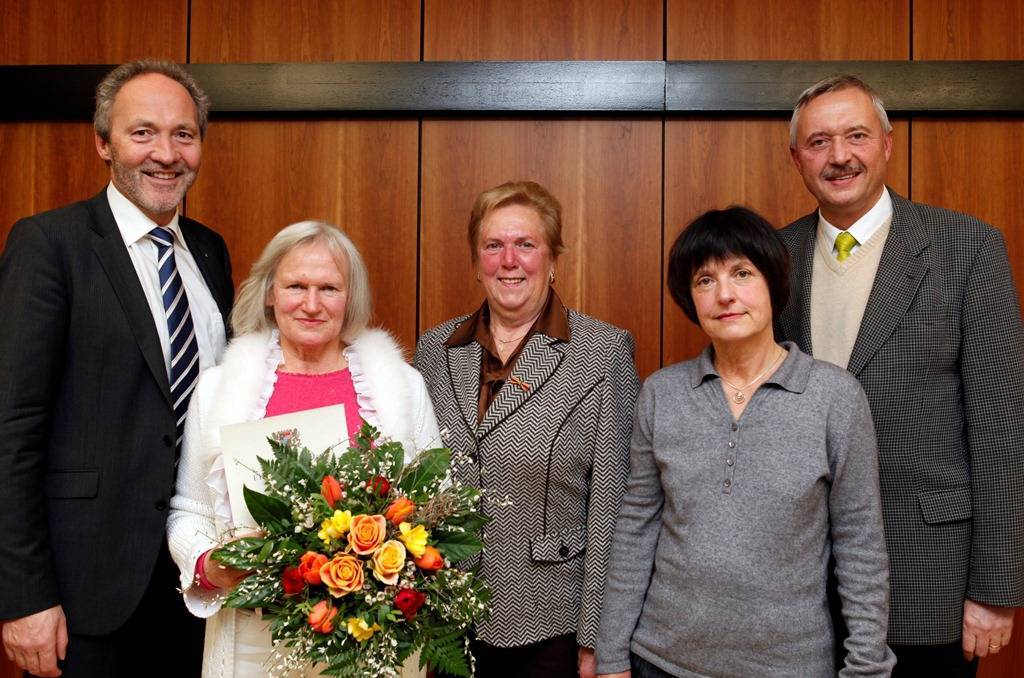 Landrat Hans-Joachim Weirather übergab Paula Engel im Beisein der Seniorenbeauftragten des Marktes Ottobeuren, Rita Mayer, von Marion Zeis und Bürgermeister Bernd Schäfer die Bayerische Pflegemedaille. 		Foto: Landratsamt Unterallgäu