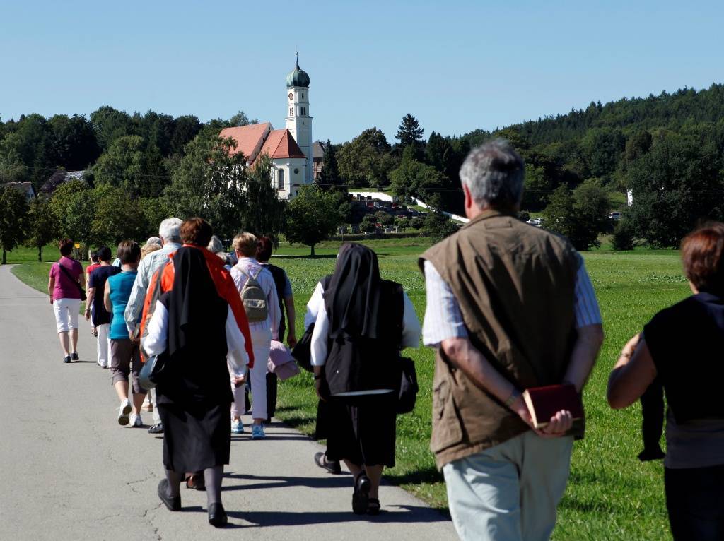 Gemeinsam mit Kreisheimatpfleger und Kunsthistoriker Christian Schedler und dem Mindelheimer Dekan und Stadtpfarrer Andreas Straub hat sich jetzt ein Bus interessierter Unterallgäuer auf den Weg gemacht, Unterallgäuer Wallfahrtskirchen näher kennenzule