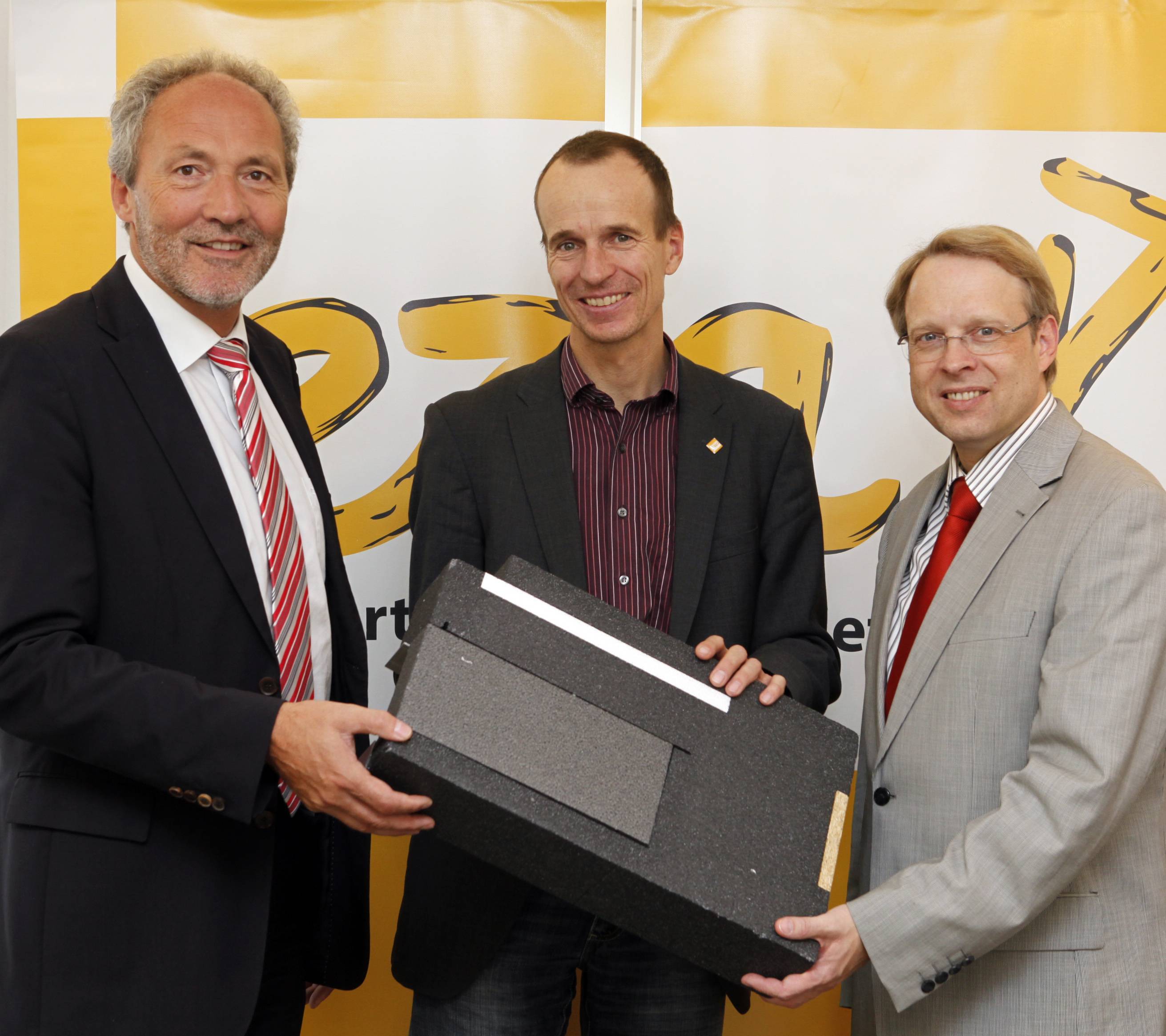 Landrat Hans-Joachim Weirather, eza!-Geschäftsführer Martin Sambale und Bürgermeister Dr. Stephan Winter freuen sich auf die Passivhaustage in Mindelheim. Foto: Stefanie Vögele/Landratsamt