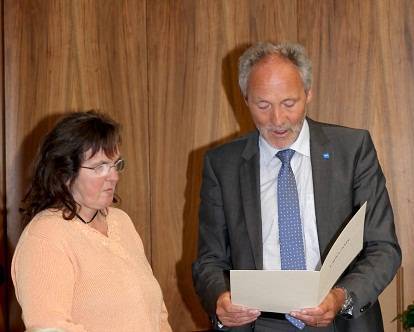 Elfriede Anwander wurde mit dem Ehrenzeichen in Silber ausgezeichnet. Foto: Eva Büchele/Landratsamt