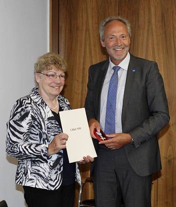 Landrat Hans-Joachim Weirather überreichte Josefa Kassner das Ehrenzeichen in Gold. Foto: Eva Büchele/Landratsamt