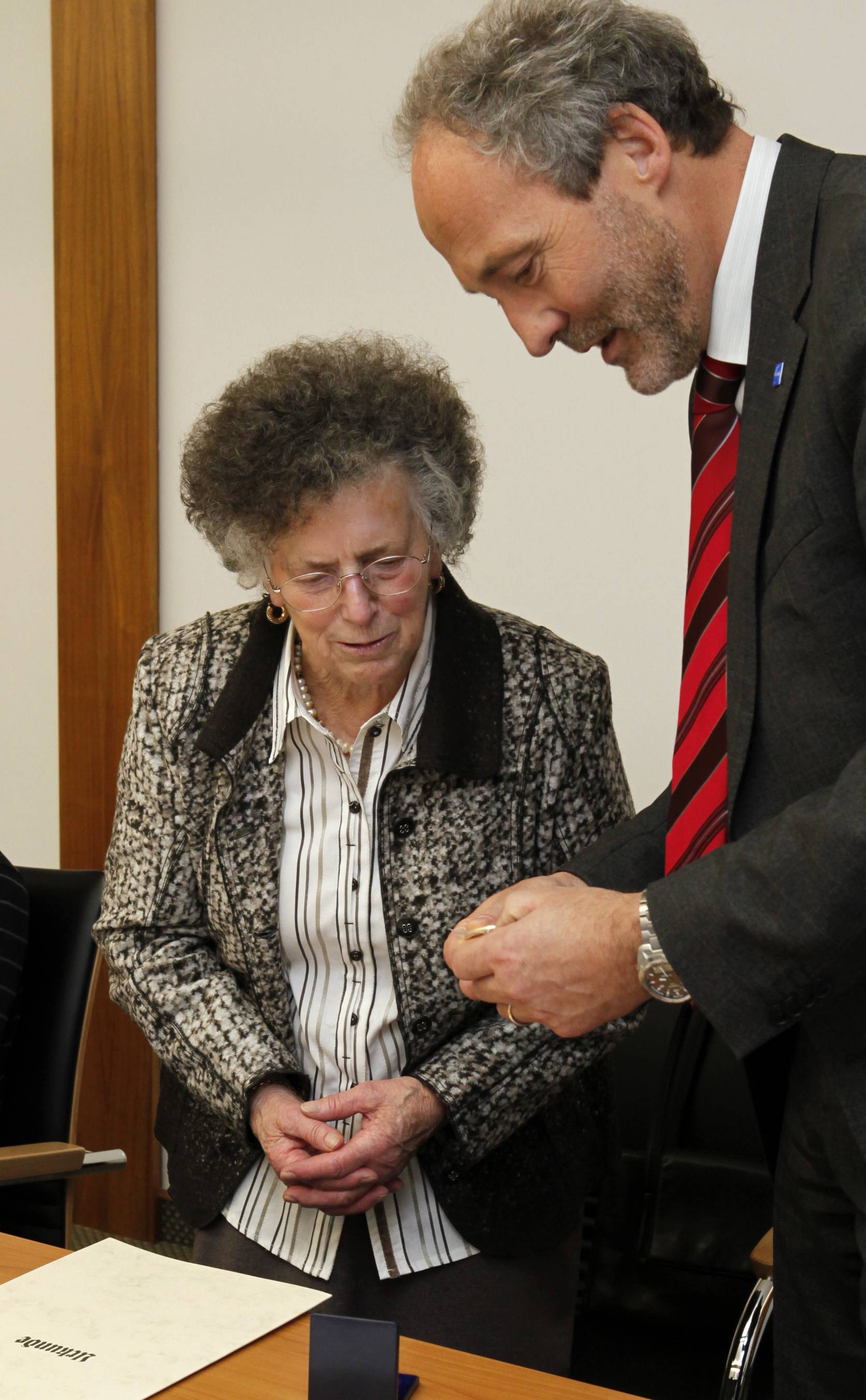 Die Bayerische Pflegemedaille hat Rosa Kustermann aus Benningen jetzt aus den Händen von Landrat Hans-Joachim Weirather erhalten. Foto: Vögele/Landratsamt