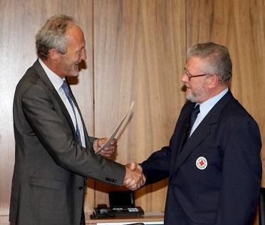 Reinhard Viehweger erhielt das Ehrenzeichen in Gold. Foto: Eva Büchele/Landratsamt Unterallgäu