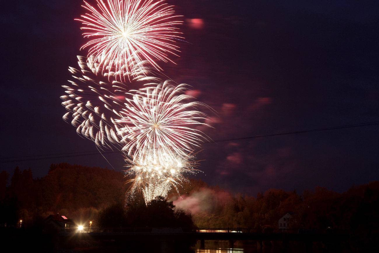 Mit einem Fest und einem Feuerwerk wurde im Mai die neue Illerbrücke zwischen Lautrach und Illerbeuren gefeiert. Foto: Waltl-Jensen