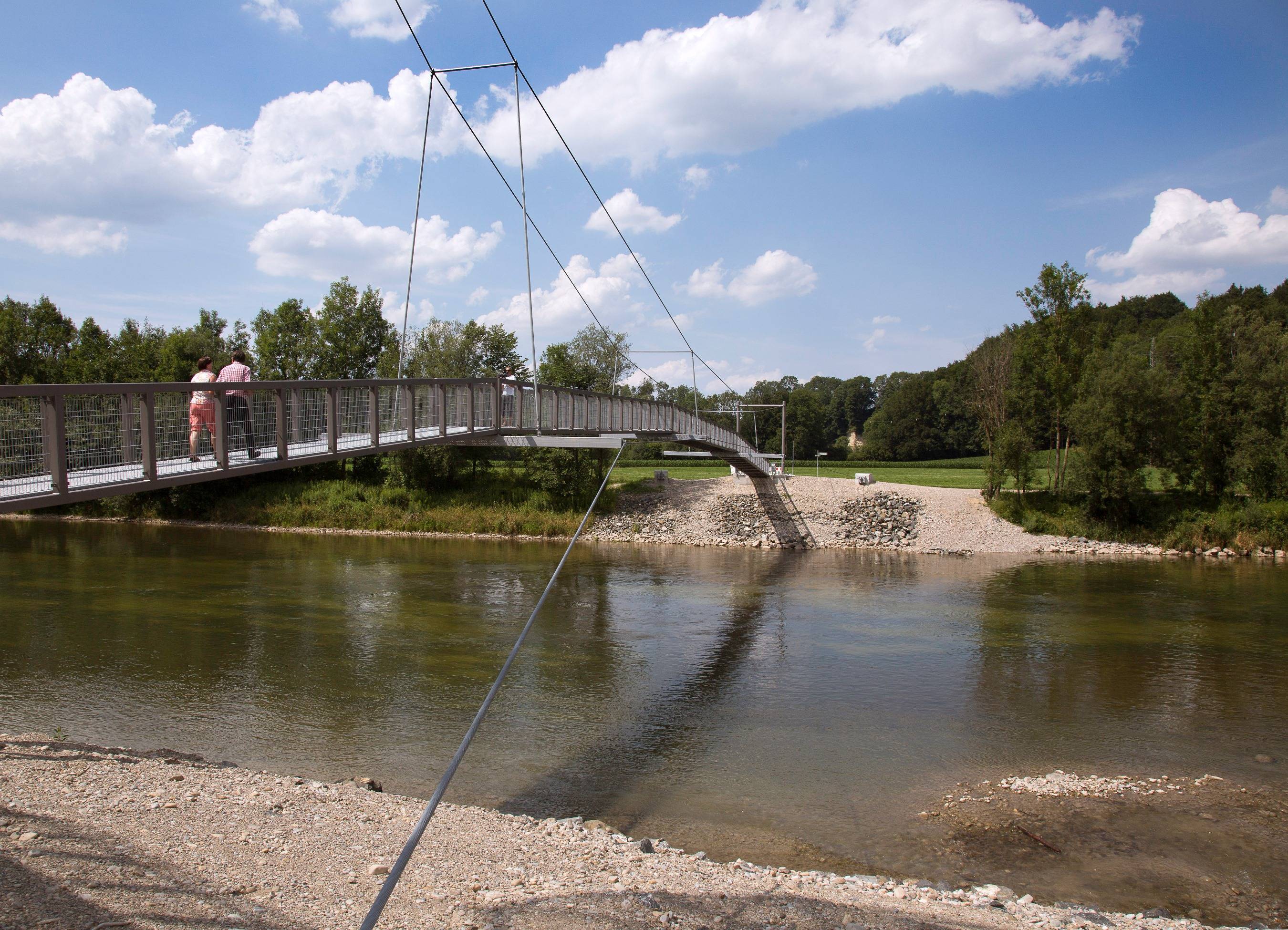 Eine Hängebrücke überspannt nun die Iller bei Legau auf einer Länge von rund 80 Metern. Auf diese Weise kann der Fluss im Bereich zwischen Legau und Bad Grönenbach überquert werden.