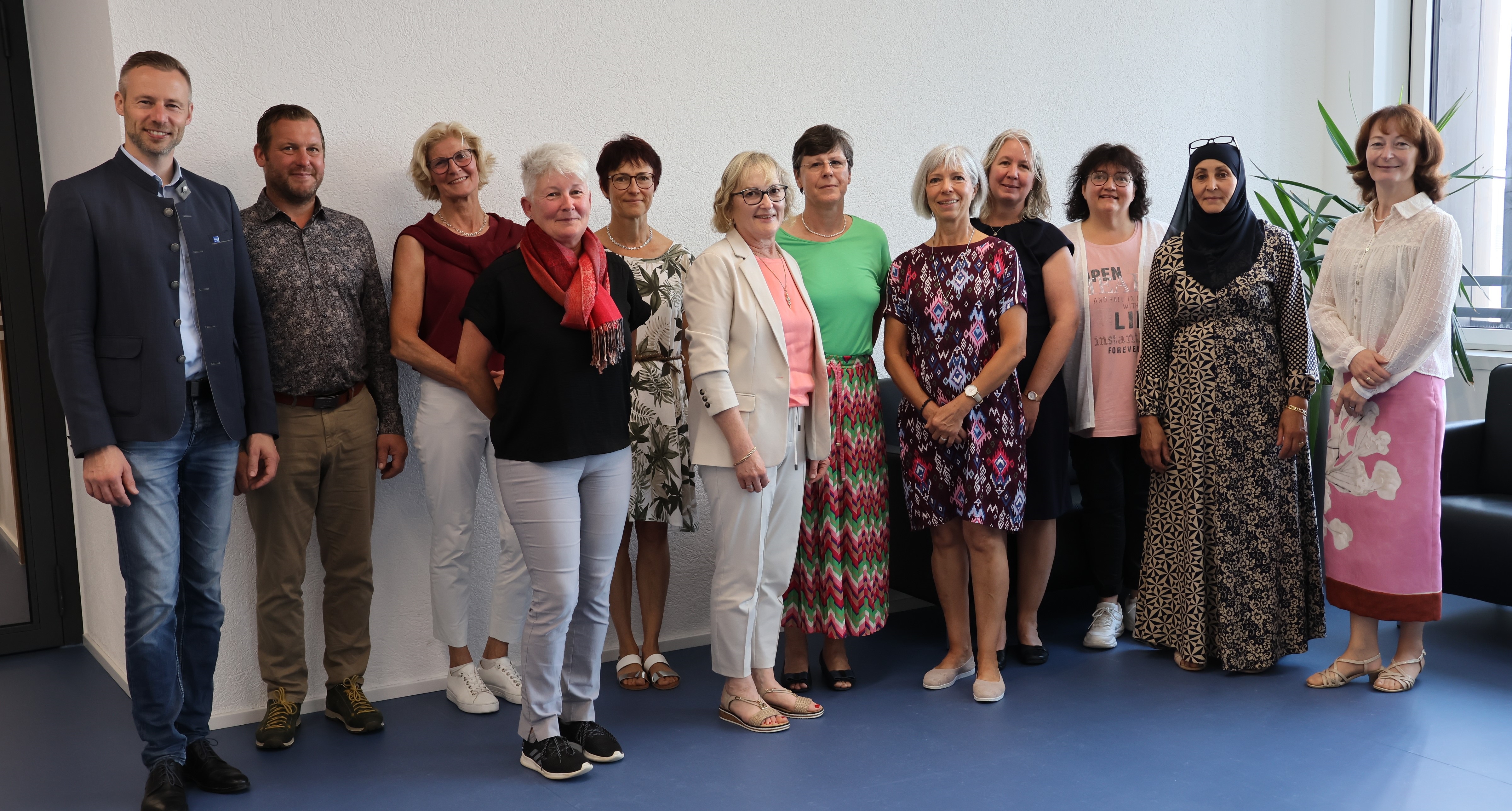 Zum Bild: (von links) Landrat Alex Eder, Thomas Huber, Marianne Bucher, Cornelia Jörg, Carolin Hoffmann, Gertraud Hornich, Doris Back, Elisabeth Großkopf, Dr. Bettina Leins-Beierle, Martina Jörg, Jamila Jenaiah und Ingrid Arnold. 
Foto: Brigitte Neumeier/Landratsamt Unterallgäu
