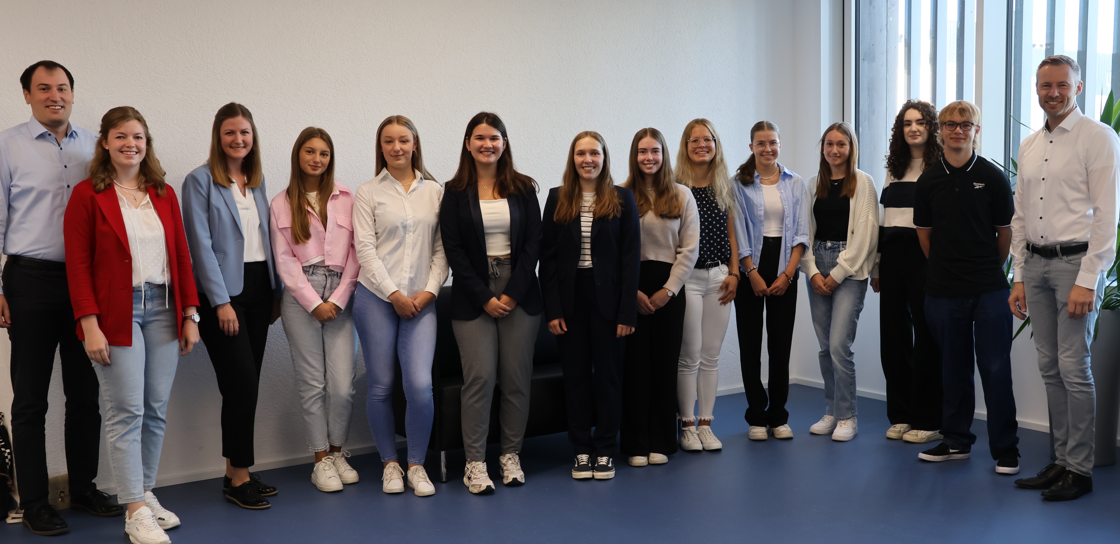 Zum Bild: Landrat Alex Eder (rechts) freut sich gemeinsam mit dem stellvertretenden Leiter des Sachgebiets Personalmanagement, Michael Dietrich, der stellvertretenden Ausbildungsleiterin Johanna Baur und Ausbildungsleiterin Patricia Fauß (von links) über zehn neue Auszubildende im Landratsamt.
Foto: Brigitte Neumeier/Landratsamt Unterallgäu
