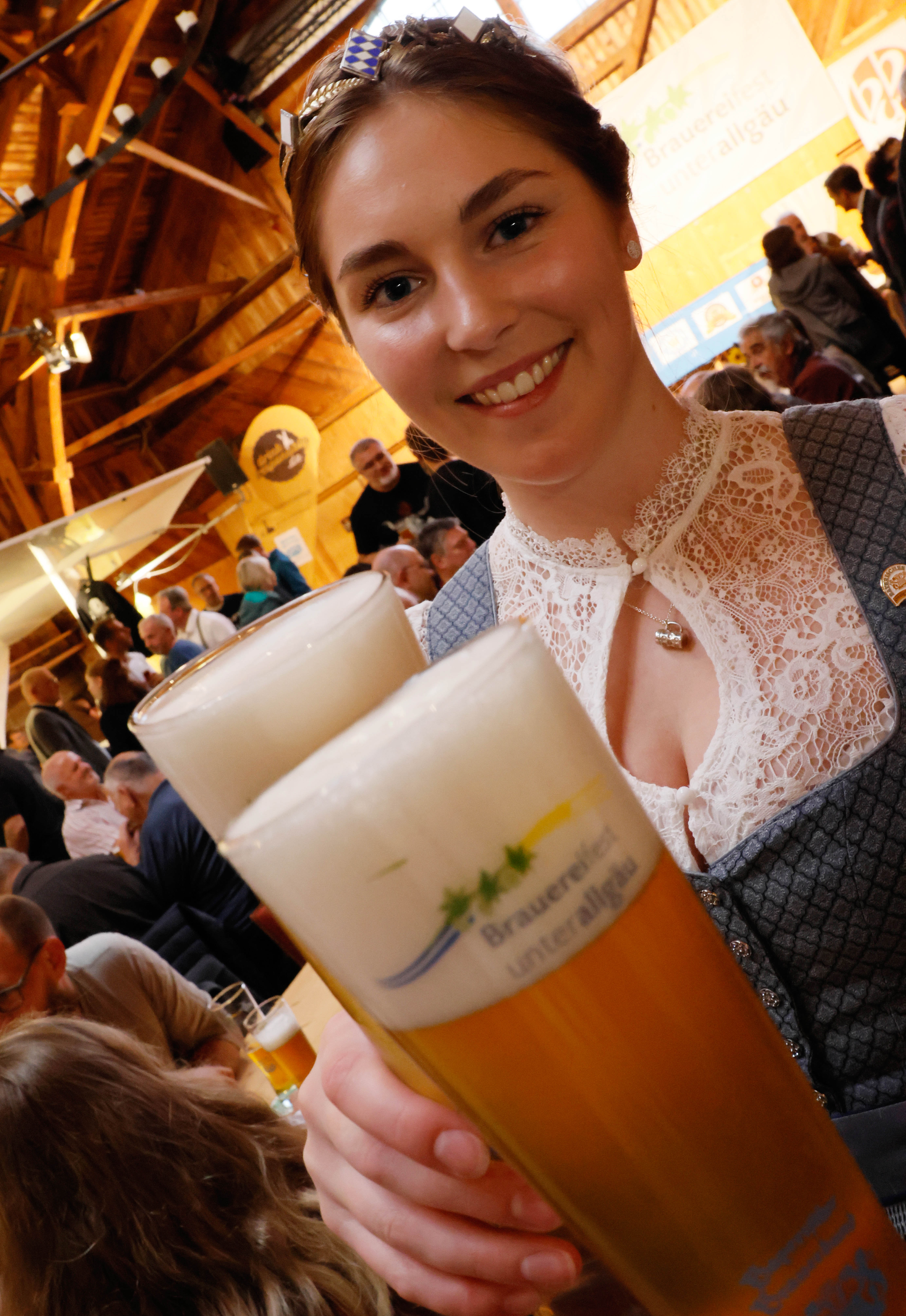 Hoher Besuch beim ersten Unterallgäuer Brauereifest in der Sontheimer Dampfsäg: die bayerische Bierkönigin Linnea Klee. 
Foto: Stefanie Vögele/Landratsamt Unterallgäu